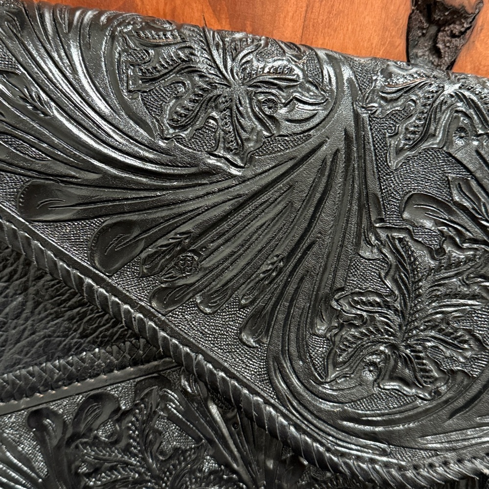 Elegant Black Embossed Leather bag - Picture 2 of 15